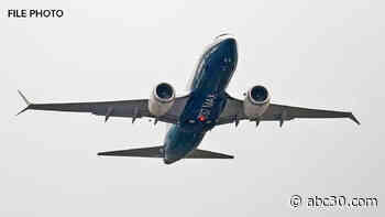 2 pilots rescued after plane makes emergency landing off Hawaii coast