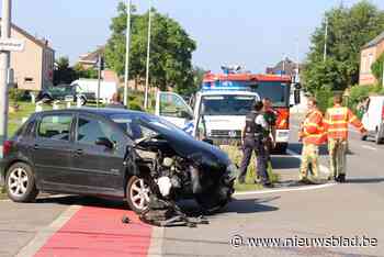 Auto botst met vrachtwagen: veel schade, geen gewonden<BR />