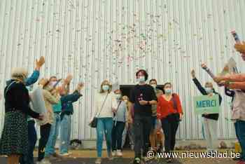 Jongeren ontvangen door erehaag in vaccinatiecentrum