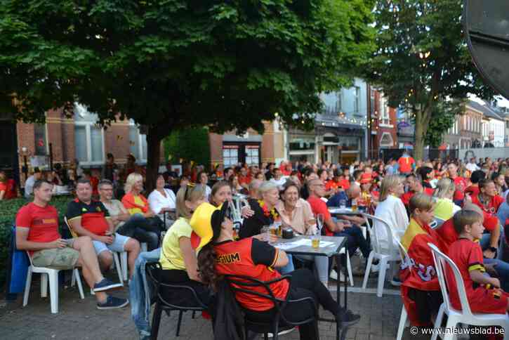 Nog meer voetbalfans supporteren aan café Plaza