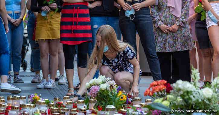 Nach Messerattacke von Würzburg: Menschenkette zum Gedenken an Opfer.