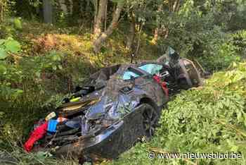 Sportwagen belandt in gracht in Viversel