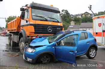 Unfall in Reichenbach - Lastwagen rammt abbiegendes Auto - idowa