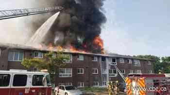 2 people injured in large apartment fire in Oshawa