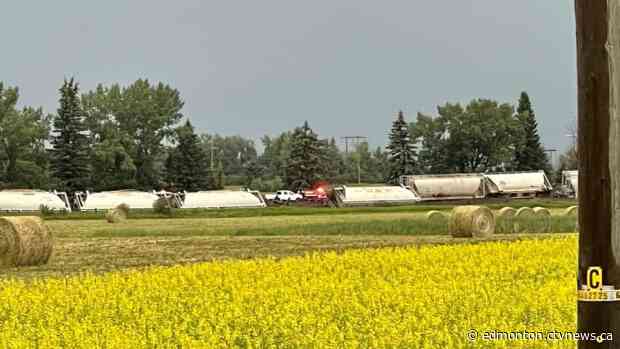 Train derails near Lacombe, Alta., oil spill contained by emergency crews