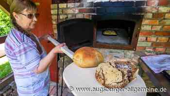 Schaubacken von Brot und Kuchen im Lehmmuseum Gnevsdorf - Augsburger Allgemeine
