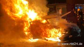 Feuerwehr löscht mehrere Autobrände in Guben - rbb24