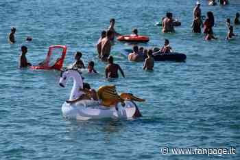 Tragedia sulla spiaggia di Torvaianica: 62enne si tuffa in acqua e muore - Fanpage.it