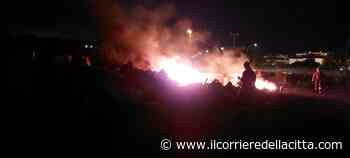 Ardea, grosso incendio a ridosso dell’area archeologica di Castrum Inui: a fuoco cumuli di rifiuti - Il Corriere della Città