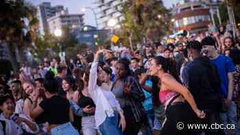 Experts divided over pace of reopening in Canada despite controlling COVID-19