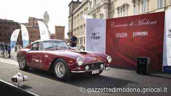 Modena. In piazza Roma arrivano i gioielli firmati Ferrari. Ed è boom di presenze per ammirarle - La Gazzetta di Modena