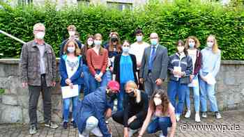 Marsberg: Schüler reinigen Stolpersteine in der Stadt - Westfalenpost