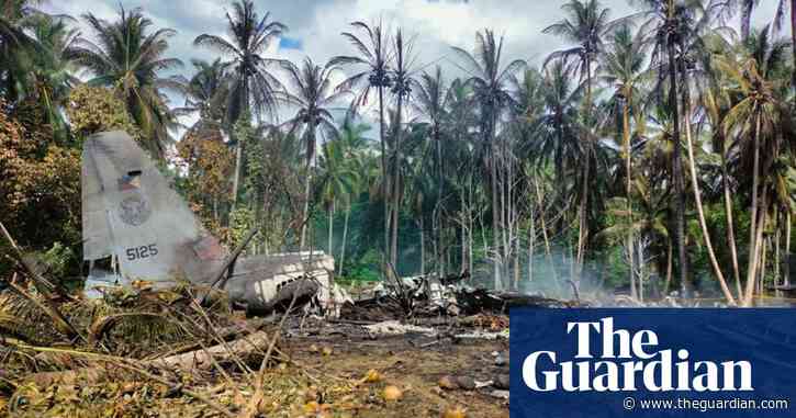 Philippines: at least 45 people die in military plane crash – video