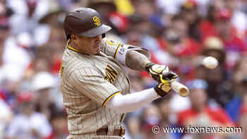 Manny Machado hits 2 homers, Padres rout Phillies 11-1