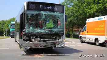 An der A23 in Rellingen: Linienbusse stoßen zusammen: Mehrere Leichtverletzte bei Unfall | shz.de - shz.de