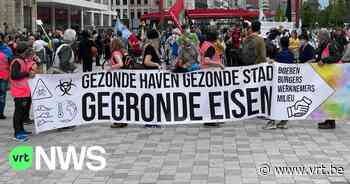 Protest in Antwerpen tegen PFOS-vervuiling Zwijndrecht: "Overheid moet verantwoordelijkheid nemen" - VRT NWS