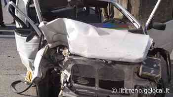 Giovane esce illeso dall'auto distrutta - Il Tirreno