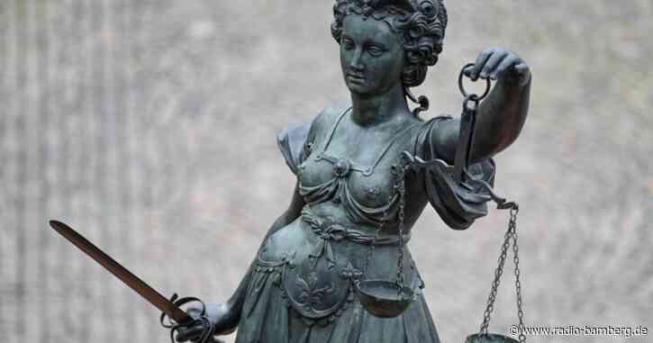 Polizist wegen Aufnahmen und Kinderpornografie vor Gericht