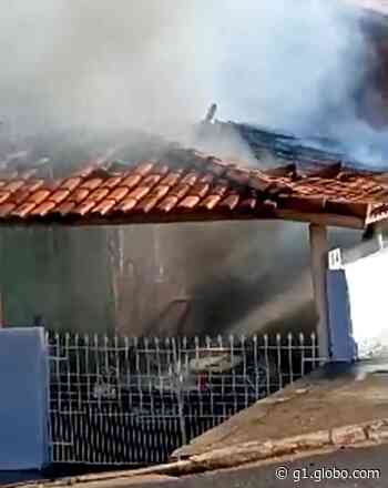 Incêndio destrói casa de madeira e atinge carro na garagem em Duartina - G1