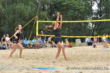 Strandvolleyballers spelen tornooi