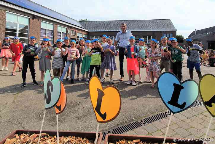 Directeur Luc trekt de schoolpoort achter zich dicht