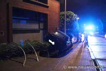 Auto slipt en belandt bovenop fietsenrek