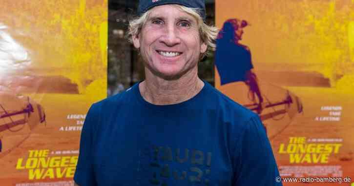 Robby Naish surft auf Münchner Eisbachwelle