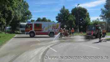 Betonmischer verliert beim Abbiegen Flüssigbeton in Ecknach - Augsburger Allgemeine