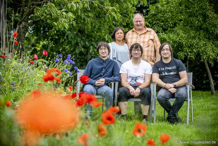 Identieke drieling wil absoluut Janssen-vaccin, slechts één broer krijgt uitnodiging: “Er waren toch zoveel overschotten?”