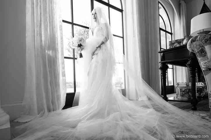 Here’s How Gwen Stefani Honored Blake Shelton & Her Kids With Her Wedding Look
