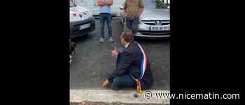 Un maire s'allonge devant le terrain de rugby de sa commune pour empêcher les gens du voyage de s'y installer