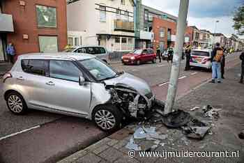Automobiliste raakt van de weg en ramt lantaarnpaal in Beverwijk - IJmuider Courant
