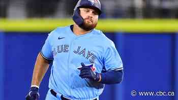 Blue Jays trade Tellez to Brewers for pitching depth
