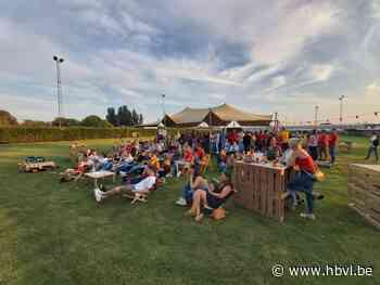 Gezellige sfeer bij eerste zomerbar - Het Belang van Limburg