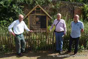 De Gagel plaatst insectenhotel in kruidentuin abdij Postel