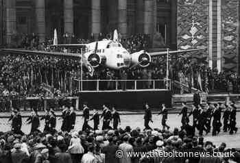 Thousands turned out as plane ‘landed’ in Victoria Square - The Bolton News