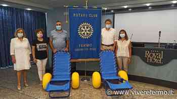 Fermo, bagno in mare in sicurezza: due sedie job per disabili donate dal Rotary - Vivere Fermo