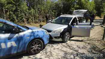 Fermo, non si ferma all'alt: scatta l'inseguimento. L'auto si schianta contro un albero e finisce la fuga - Vivere Fermo