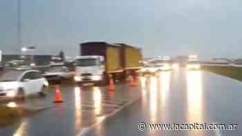 Corte en la autopista a Buenos Aires por el vuelco de un acoplado cargado de soja - La Capital