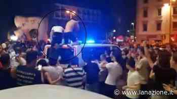 Euro 2020, caroselli degenerano a Prato. Auto dei vigili presa di mira - LA NAZIONE