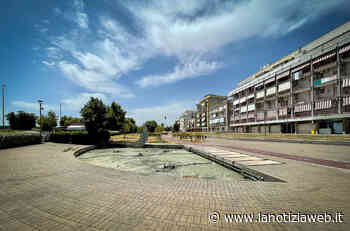 Parco Mezza Luna, fontana senza acqua ed erba secca - lanotiziaweb.it