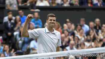 Medvedev scivola sull'erba di Wimbledon, sarà Hurkacz a sfidare Federer - la Repubblica