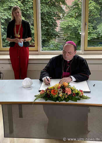 Bischof Dr. Bertram Meier trägt sich ins goldene Buch der Stadt Neu-Ulm ein