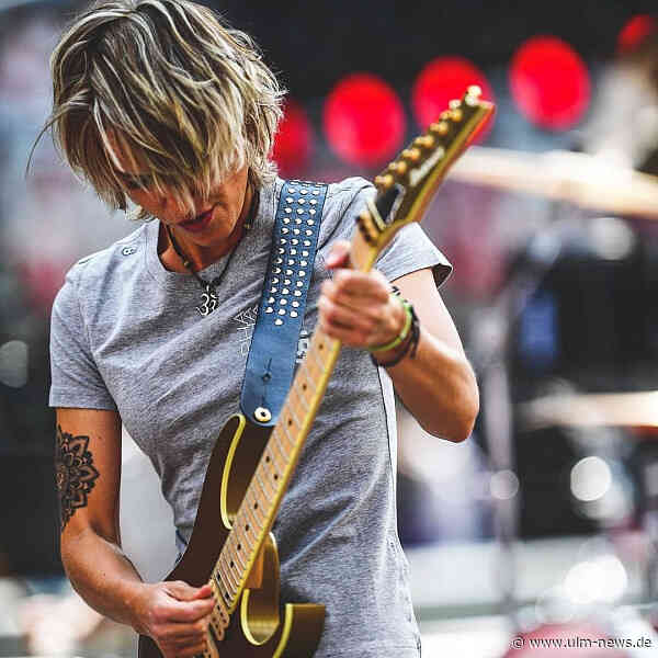 Ulmer Gitarristin Yasmin Hofer spielt beim Formel 1-Rennen in Spielberg österreichische Nationalhymne