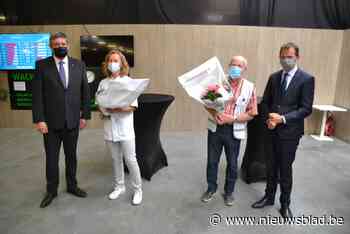 Vlaamse regering zet vrijwilligers in vaccinatiecentrum in de bloemetjes: “Om een betere verloning heb ik niet durven vragen”