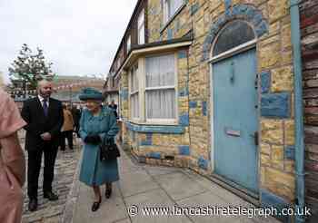 Incredible scenes as the Queen visits Coronation Street