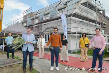 Feestelijke meiboomzetting voor einde ruwbouwwerken VillaVip Kruisem