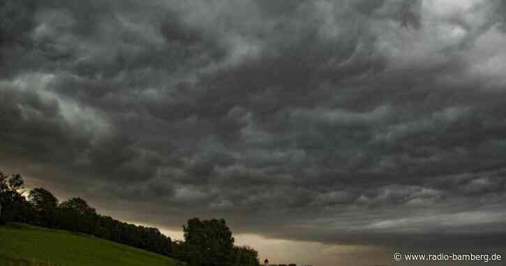 Vollgelaufene Keller und umgestürzte Bäume in Ostbayern