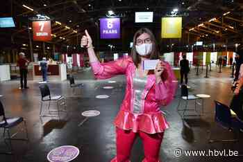 Manon gaat vaccin halen in schlageroutfit: “Voorbije maanden waren al triest genoeg” - Het Belang van Limburg