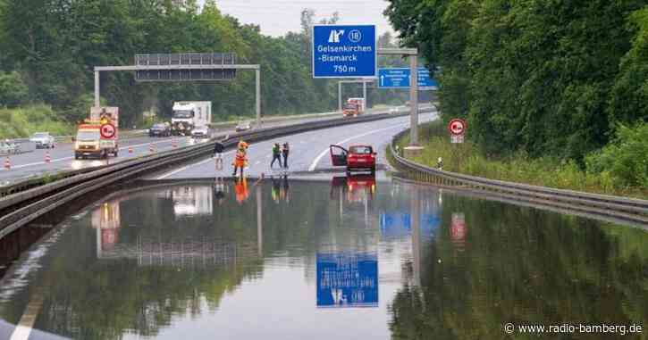 Regenfälle setzen Keller und Straßen unter Wasser
